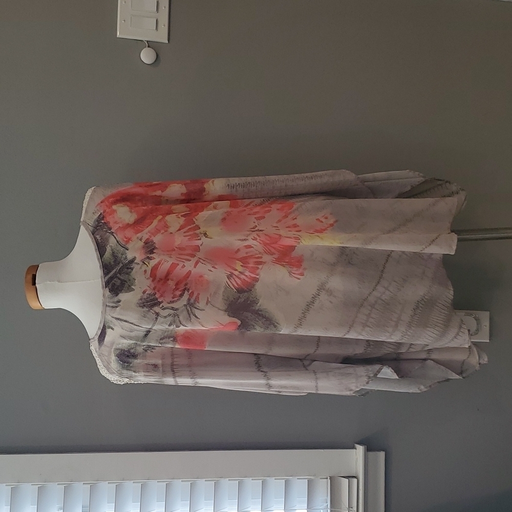 Pretty lightweight top - Picture 2 of 5